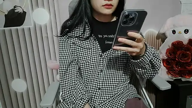 Snapshot of Emachiii chatting on 11-22-25, 01:15 Emachiii online show from 11-22-25, 01:15