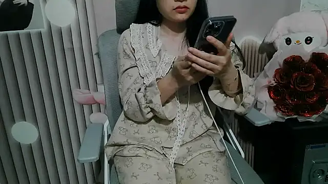 Snapshot of Emachiii chatting on 11-23-25, 01:44 Emachiii online show from 11-23-25, 01:44