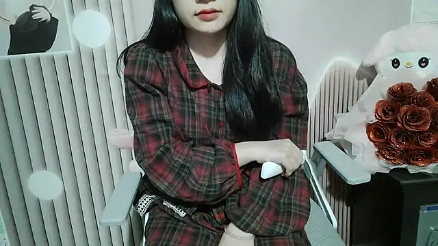 Snapshot of Emachiii chatting on 11-26-25, 12:44 Emachiii online show from 11-26-25, 12:44