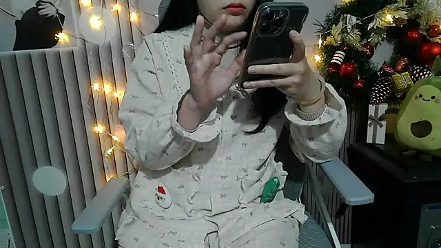 Snapshot of Emachiii chatting on 12-14-25, 01:11 Emachiii online show from 12-14-25, 01:11