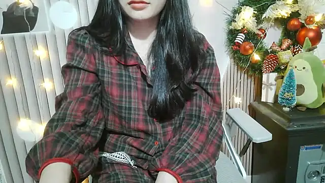 Snapshot of Emachiii chatting on 12-15-25, 12:53 Emachiii online show from 12-15-25, 12:53