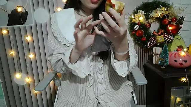 Snapshot of Emachiii chatting on 12-21-25, 02:08 Emachiii online show from 12-21-25, 02:08