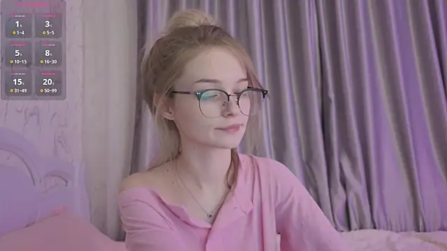 Snapshot of vialeta_baby chatting on 10-15-25, 10:43 vialeta baby online show from 10-15-25, 10:43