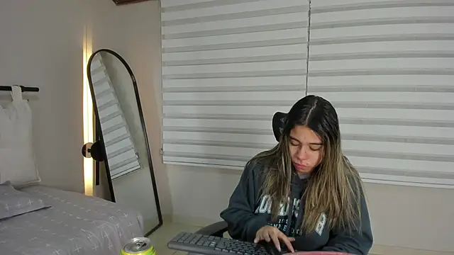 Rachell criss online show from 11-27-25, 04:03