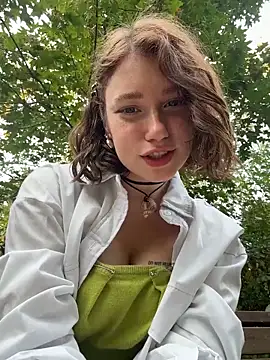 Snapshot of lucy-joy chatting on 09-21-25, 12:18 lucy-joy online show from 09-21-25, 12:18