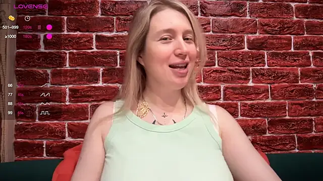 Snapshot of CitrusBlissss chatting on 12-17-25, 03:01 CitrusBlissss online show from 12-17-25, 03:01