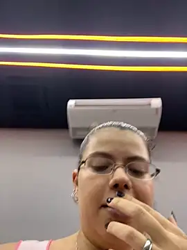 Snapshot of oizoe chatting on 12-19-25, 06:59 oizoe online show from 12-19-25, 06:59