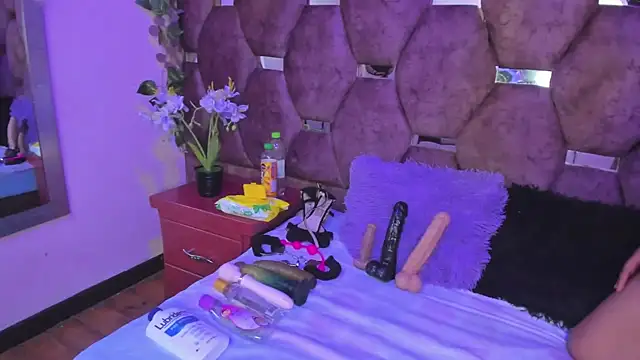 Thiana Taylor online show from 11-29-25, 12:19