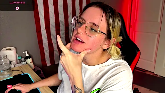 Snapshot of Charlies_world chatting on 12-22-25, 08:50 Charlies world online show from 12-22-25, 08:50