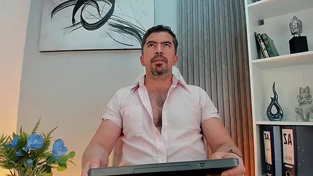 Snapshot of JuanKFit_45 chatting on 05-27-26, 03:14 JuanKFit 45 online show from 05-27-26, 03:14
