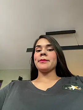 Snapshot of BellaLeclair chatting on 10-15-25, 04:29 BellaLeclair online show from 10-15-25, 04:29