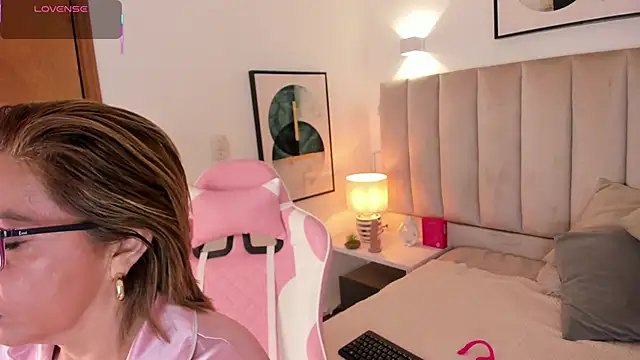 Clhoe Johnson online show from 10-01-25, 02:39