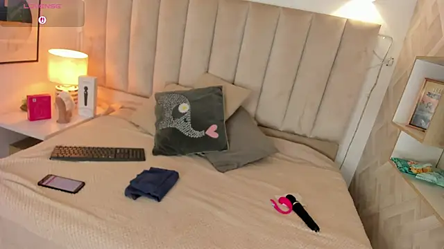 Clhoe Johnson online show from 10-25-25, 12:13