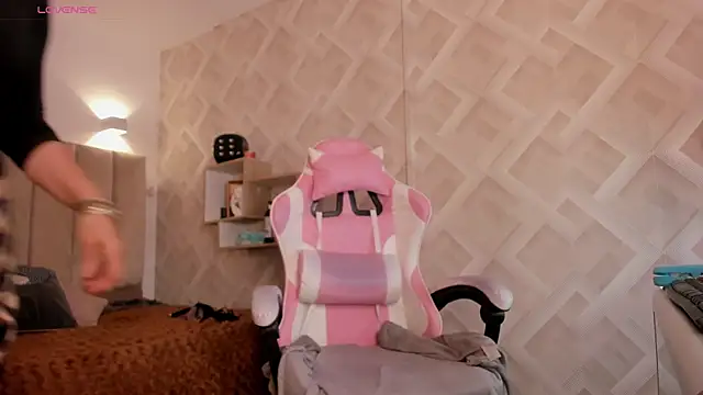 Clhoe Johnson online show from 03-18-26, 12:41