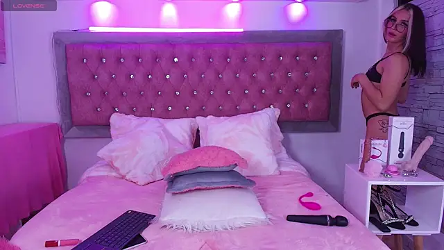 Snapshot of Bonn_Glow chatting on 09-18-25, 04:36 Bonn Glow online show from 09-18-25, 04:36