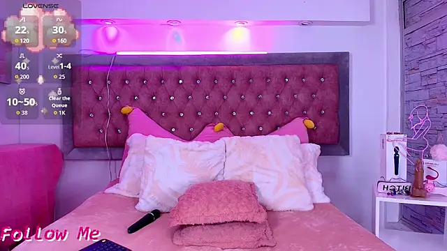 Snapshot of Bonn_Glow chatting on 10-23-25, 04:45 Bonn Glow online show from 10-23-25, 04:45