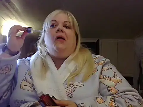 Snapshot of Kinkyhousewife83 chatting on 10-16-25, 10:05 Kinkyhousewife83 online show from 10-16-25, 10:05