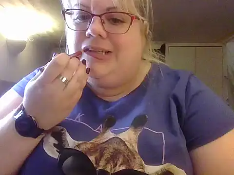 Snapshot of Kinkyhousewife83 chatting on 10-18-25, 02:18 Kinkyhousewife83 online show from 10-18-25, 02:18