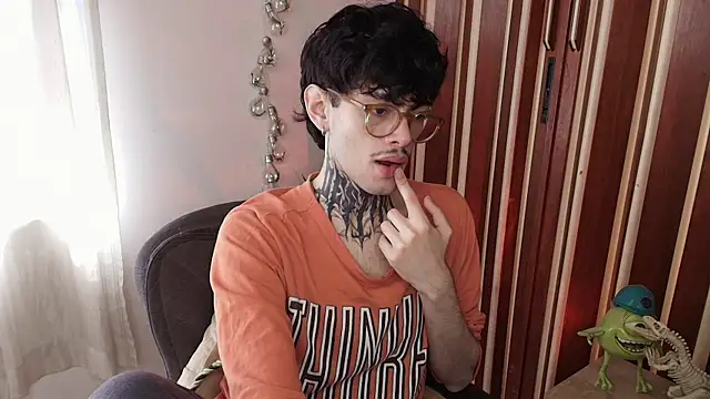 Snapshot of Mihail_leroy chatting on 12-18-25, 03:29 Mihail leroy online show from 12-18-25, 03:29