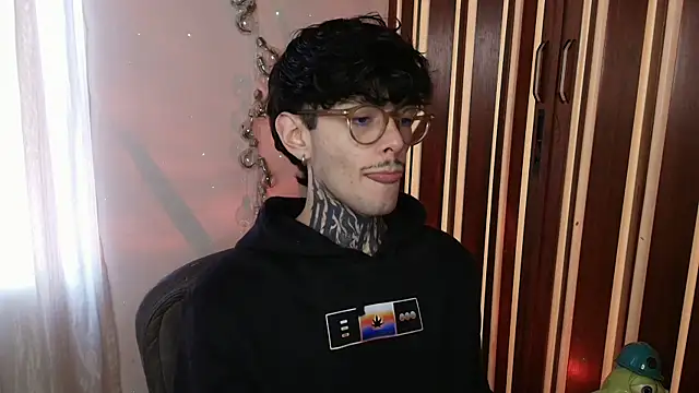 Snapshot of Mihail_leroy chatting on 12-19-25, 08:05 Mihail leroy online show from 12-19-25, 08:05