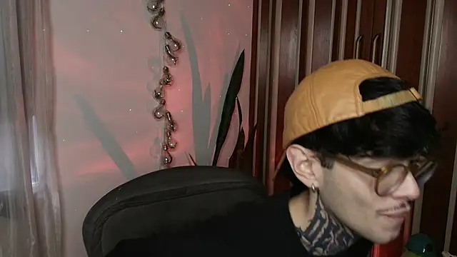 Snapshot of Mihail_leroy chatting on 12-21-25, 09:44 Mihail leroy online show from 12-21-25, 09:44