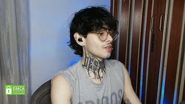 Snapshot of Mihail_leroy chatting on 02-24-26, 01:25 Mihail leroy online show from 02-24-26, 01:25