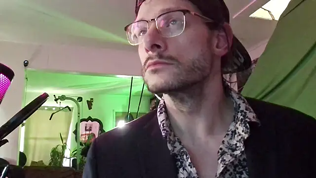 MasterDaddyCool online show from 10-28-25, 04:31