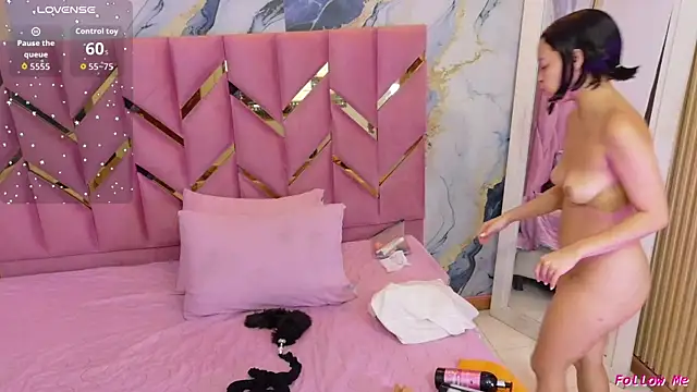 cutepetitee online show from 07-21-26, 12:40