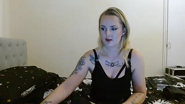 EmiWinters23 online show from 10-28-25, 09:39