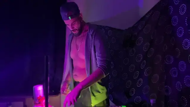 DjDiCKmannOnE online show from 04-21-26, 08:23