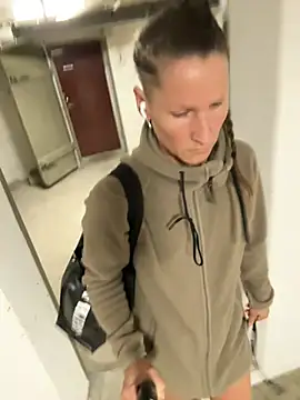 Snapshot of SwingWingWomanSweden chatting on 03-20-26, 09:03 SwingWingWomanSweden online show from 03-20-26, 09:03