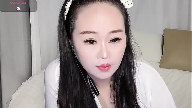 Snapshot of B-Yaya chatting on 11-17-25, 10:10 B-Yaya online show from 11-17-25, 10:10