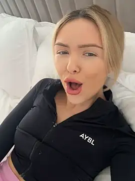 Snapshot of lolableux chatting on 11-01-25, 01:35 lolableux online show from 11-01-25, 01:35