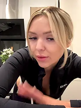 Snapshot of lolableux chatting on 11-18-25, 05:17 lolableux online show from 11-18-25, 05:17