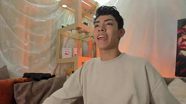 LoganTwink18 online show from 04-06-26, 11:05