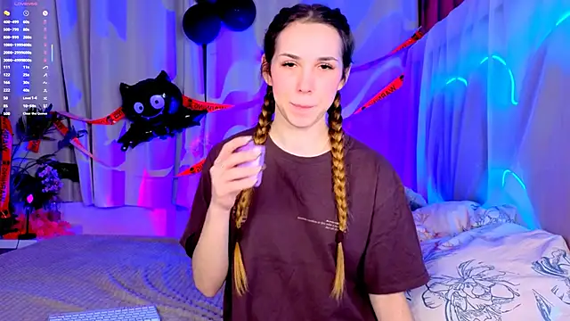 Snapshot of -CindyLou chatting on 10-31-25, 08:43 -CindyLou online show from 10-31-25, 08:43