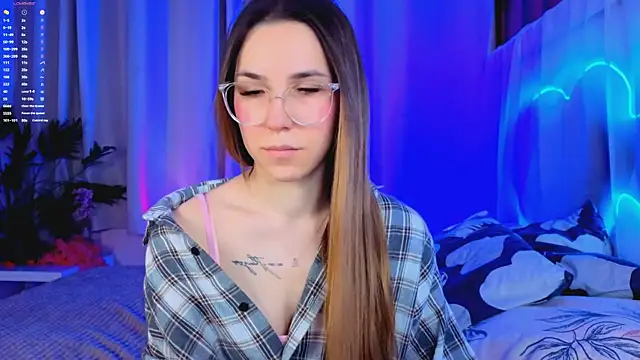 Snapshot of -CindyLou chatting on 12-23-25, 05:27 -CindyLou online show from 12-23-25, 05:27