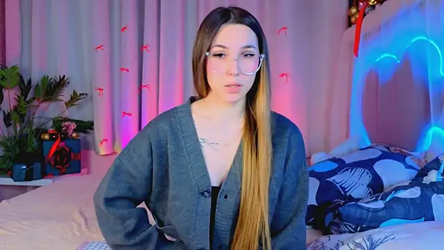 Snapshot of -CindyLou chatting on 01-06-26, 05:22 -CindyLou online show from 01-06-26, 05:22