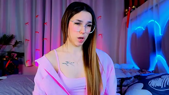 Snapshot of -CindyLou chatting on 01-08-26, 05:21 -CindyLou online show from 01-08-26, 05:21