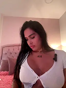 Snapshot of Bella__Wood chatting on 11-25-25, 08:09 Bella Wood online show from 11-25-25, 08:09