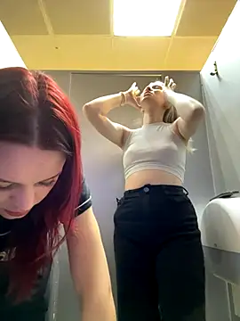 Snapshot of Cum_girlss chatting on 11-21-25, 05:44 Cum girlss online show from 11-21-25, 05:44