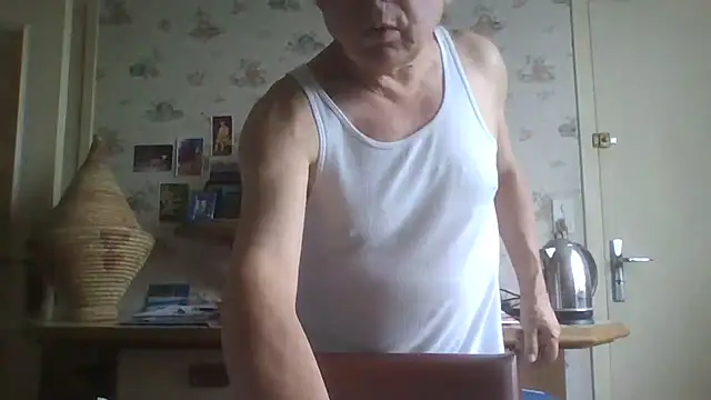 Snapshot of gegevincent chatting on 05-04-26, 12:12 gegevincent online show from 05-04-26, 12:12
