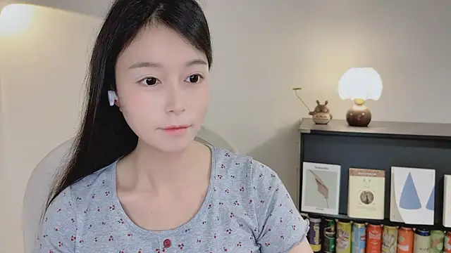 Snapshot of Onechestnut chatting on 04-12-26, 02:44 Onechestnut online show from 04-12-26, 02:44