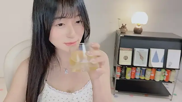 Snapshot of Onechestnut chatting on 05-18-26, 05:08 Onechestnut online show from 05-18-26, 05:08