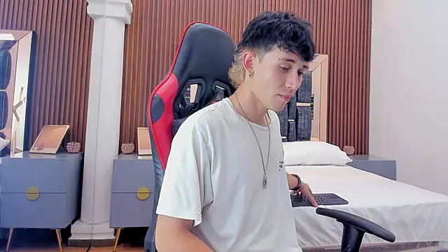 Michael blue online show from 10-17-25, 08:22