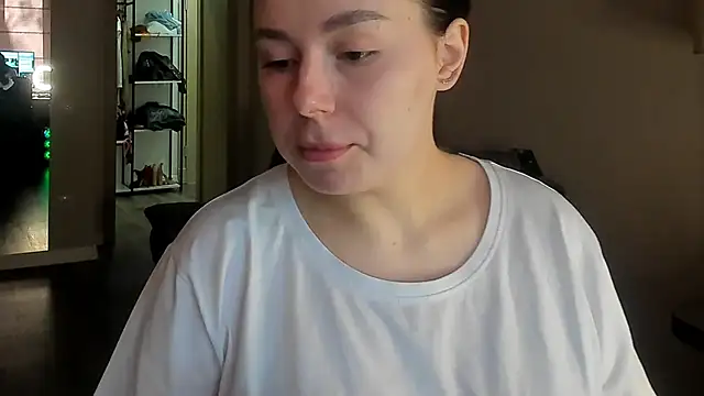 Snapshot of Di_na_Bell chatting on 04-30-26, 05:47 Di na Bell online show from 04-30-26, 05:47