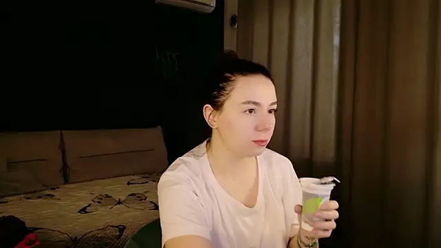 Snapshot of Di_na_Bell chatting on 06-02-26, 05:31 Di na Bell online show from 06-02-26, 05:31