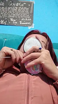 Snapshot of carolinhe_ chatting on 11-28-25, 04:26 carolinhe online show from 11-28-25, 04:26