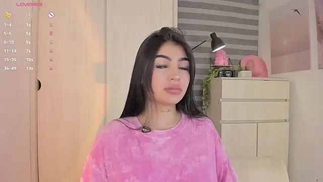 Snapshot of EmmyKenner chatting on 10-24-25, 10:22 EmmyKenner online show from 10-24-25, 10:22