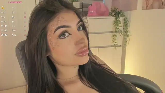 Snapshot of EmmyKenner chatting on 10-31-25, 11:44 EmmyKenner online show from 10-31-25, 11:44